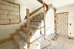  Das Fenster an der Treppe und die Tür zur Küche wurden zugemauert 