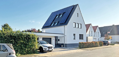Mit dem Umbau wurde der Hauseingang in den Anbau zwischen dem Haus und der Garage verlegt