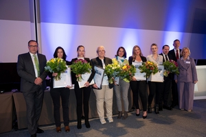  Die geehrten Fachfrauen (v.l.): Melanie Mayer, Kristina Detterbeck, Manuela Heindl, Marion Schneider, Julia Dowald, Caroline Rossol. Ganz links: Frank Dostmann, rechts Marcus Nachbauer, Holger Budroweit und Sabrina Luther 