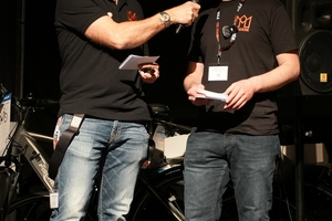  Stephan Thomas, Chefredakteur der dach+holzbau und Jurymitglied der "Dachkrone 2024" (rechts) im Gespräch mit Moderator Christoph Kepser 