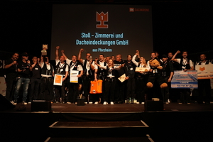  Den ersten Platz in der Kategorie „Team- und Traditionsverständnis“ sicherte sich das Team der Stoll Zimmerei und Dacheindeckungen GmbH aus Pforzheim  