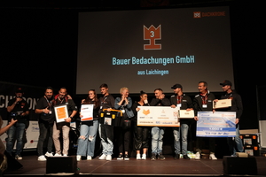  Auf den dritten Platz in der Sonderkategorie kam das Team von Bauer Bedachungen aus Laichingen. Der Betrieb hatte sich mit einem Video nach dem Vorbild des "Quiz-Taxis" für die "Dachkrone 2024" beworben 