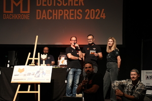  Auf der Veranstaltung verloste Frank Schulz, Mitgründer und Gesellschafter von „Kantfuchs24“ (3. von links) eine Reise nach New York für zwei Personen im Gesamtwert von 3000 € 