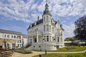  Dank einer mustergültigen, denkmalgerechten Renovierung bildet die 1904 entstandene Villa Raab heute ein hervorragendes Beispiel für das gelungene Zusammenwirken von Denkmalschutz und moderner Handwerkskunst.Nach jahrelangem Leerstand und beginnendem Verfall konnte dieses bauhistorische Schmuckstück von einem Team ausgewählter Fachleute und Spezialisten originalgetreu umfassend saniert werden.  