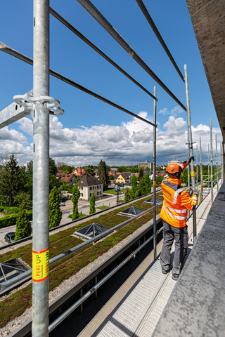 Die vorlaufende Geländermontage sorgt für eine hohe Sicherheit auf der Baustelle und funktioniert mit dem „Easy Stiel“ nicht nur außen, sondern auch innen und an Treppen