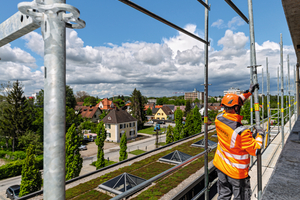  Die vorlaufende Geländermontage sorgt für eine hohe Sicherheit auf der Baustelle und funktioniert mit dem „Easy Stiel“ nicht nur außen, sondern auch innen und an Treppen 