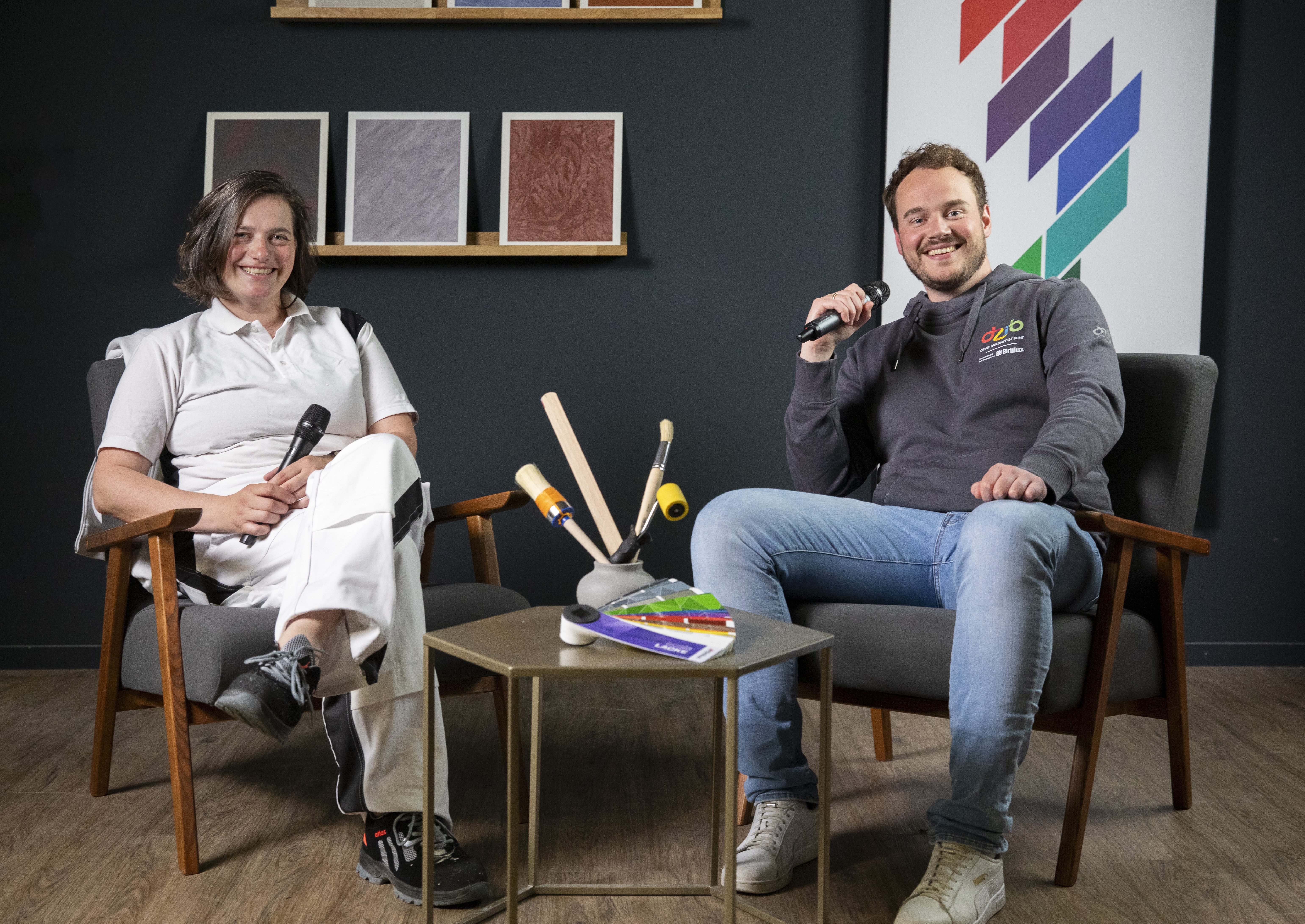  Im Podcast „Frisch gestrichen“ spricht Tobias Lammers mit Menschen aus dem Handwerk, die für ihren Beruf brennen – und deren Leidenschaft ansteckend ist. So wie Malermeisterin Kathi Hemker, die in der ersten Folge von einem bewegten Werdegang berichtet. 