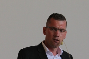  Jowat-Produktmanager Maik Johanntoberens erklärte den Begriff des Kaschierens 