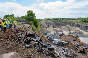  Blick auf die Arbeiten im Basaltsteinbruch
  