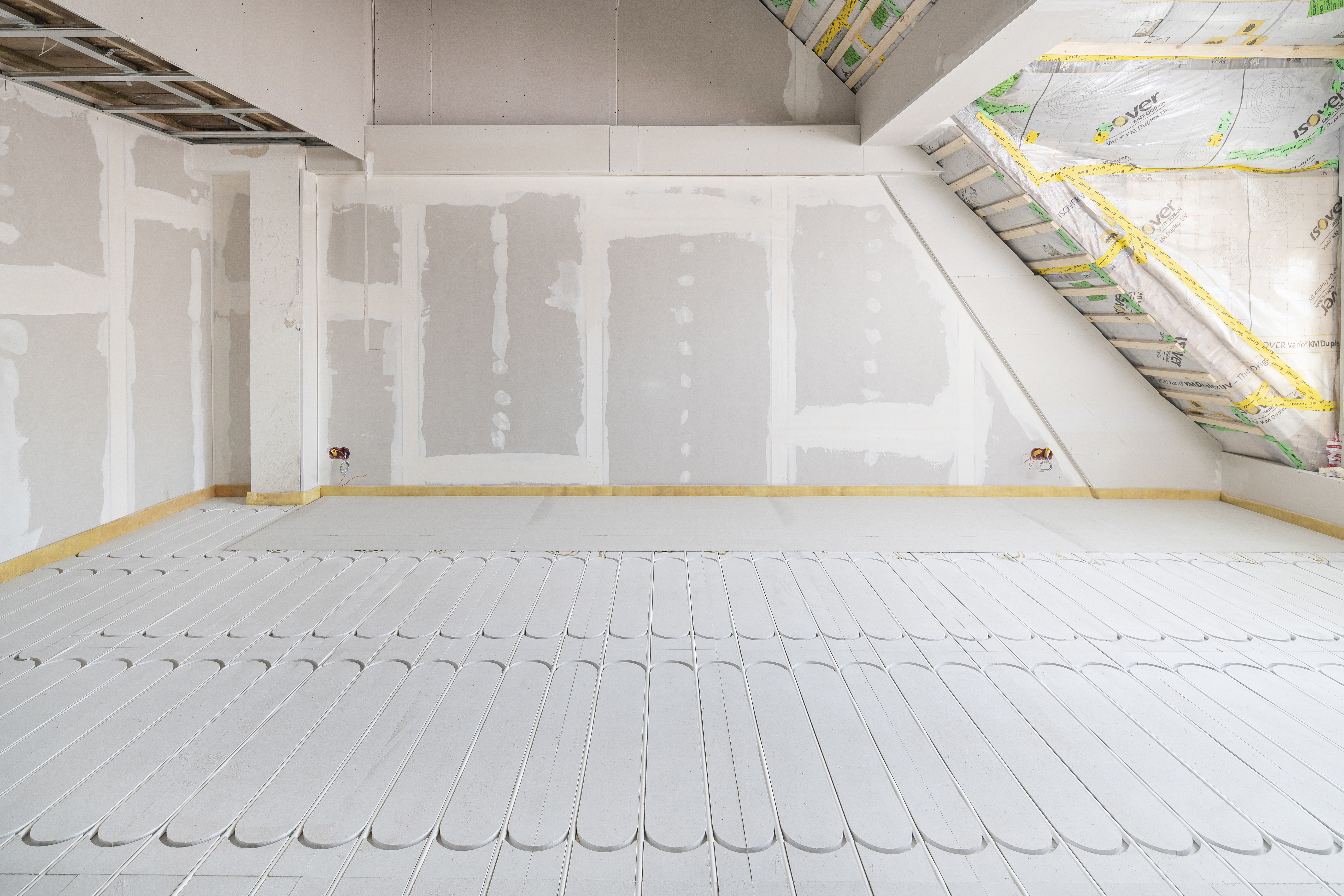 Wohnraum ist knapp. Leistungsfähige Trockenbaulösungen können gerade im Bestandsbau einen wichtigen Beitrag leisten, um den Bedarf zeitnah, schnell und effizient zu decken. Baustoffe aus Gips bieten hier viele Vorteile hinsichtlich Baukosten, Raumgewinn u