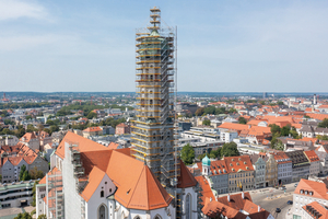  Hoher Anspruch: Die Turmeinrüstung der Augsburger Ulrichs­basilika vereint nahezu alle Raffinessen des Gerüstbaus 