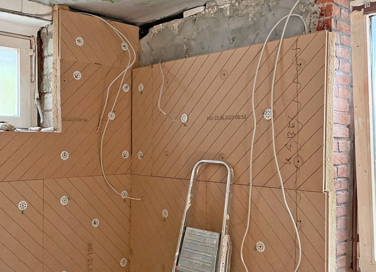 Die Montage der Holzfaser-Innendämmplatten erfolgt über patentierte Stelldübel