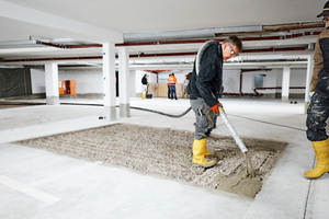  Durch den Einsatz eines pump- und fließfähigen Betonersatzmörtels wie „weber.floor 4640 Outdoor RepFlow“ sparen Betriebe wertvolle Arbeitszeit 