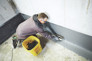  Sockelflächen an Wänden und Pfeilern müssen sicher gegen Feuchteeintrag abgedichtet werden. Die 2-komponentige Beschichtung „weber.tec Superflex OS5b“ kann als Oberflächenschutz OS5b sowie als Abdichtung nach der FPD-Richtlinie eingesetzt werden 