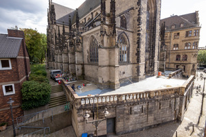 Die Salvatorkirche gehört zu den wichtigsten Wahrzeichen Duisburgs. Saniert wurde die Plateaufläche entlang der Kirche und der Balustrade, die als Zuwegung dient 