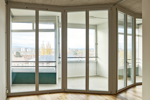  Zwischen alter und neuer Fassade entstanden an der Südfassade ganzjährlich nutzbare Wintergärten 