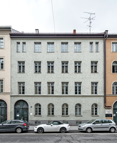 An dem 1853 in der M?nchner Schellingstra?e errichteten Geb?ude befindet sich ein sp?ter aufgetragener Nesterputz