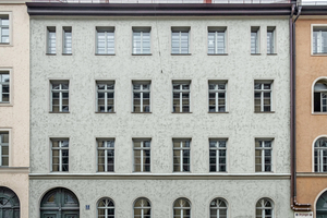  An dem 1853 in der Münchner Schellingstraße errichteten Gebäude befindet sich ein später aufgetragener Nesterputz 