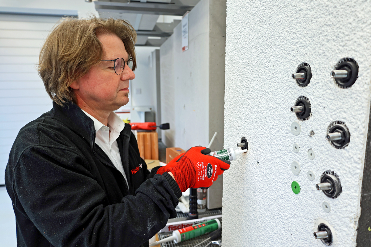 Abschließend nur noch den beim Auffräsen entstandenen Ringspalt (Bewegungsfuge) zwischen Anti-Kälte-Konus und Putz mit dem fischer Dichtkleber ?Multi MS? abdichten