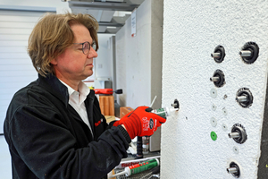 Abschließend nur noch den beim Auffräsen entstandenen Ringspalt (Bewegungsfuge) zwischen Anti-Kälte-Konus und Putz mit dem fischer Dichtkleber ?Multi MS? abdichten 