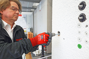  Wenn der Anti-Kälte-Konus bündig mit der Putzoberfläche aufliegt, den TherMax rausziehen  
