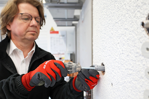  Dann erfolgt in Lochbausteinen das manuelle Einbringen der Ankerhülse mithilfe des passend abgelängten ?TherMax?. In Vollbaustoffen wird die Ankerstange ohne Siebhülse manuell eingedreht  