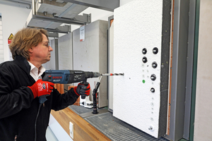  Im ersten Schritt wird das Bohrloch erstellt. Dabei Durchmesser, Tiefe und Verfahren der Bohrung gemäß Tabelle ?Montagedaten? und Montageanleitung umsetzen  
