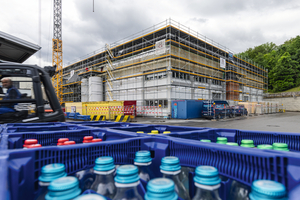  Das „Peri UP”-Fassadengerüst dient als 14 m hohes Arbeits- und Schutzgerüst für die aufwendige Dachsanierung der Abfüllanlage bei Adelholzener in Siegsdorf 