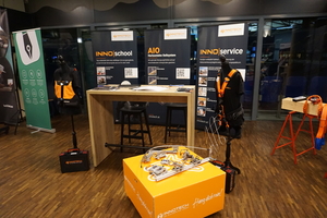  Der 8. Fachkongress für Absturzsicherheit wird von Industriepartnern unterstützt, die in einer Ausstellung ihre Produkte und Services zur Absturzsicherung zeigen. Auf dem Bild: Der Stand der Firma Innotech auf dem Fachkongress für Absturzsicherheit 2022 