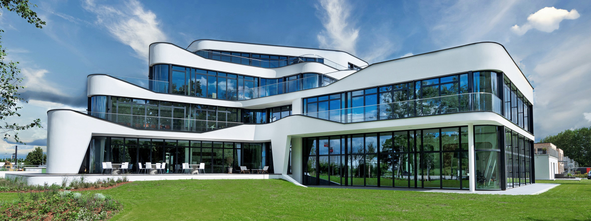 Mit einer außergewöhnlichen Architektur, zukunftsweisendem Energiekonzept und Automatisierungslösungen zählt das LUV8 in Hannover Isernhagen aktuell zu den modernsten Bürogebäuden Deutschlands