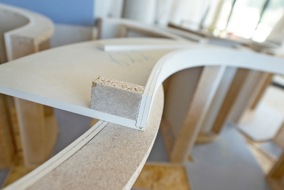 Die für die geschwungenen Decken und Wände erforderlichen Formteile aus  ?Rigips GK-Form? wurden im hauseigenen Kompetenzzentrum für Formteilbau bei Germerott Innenausbau vorgefertigt