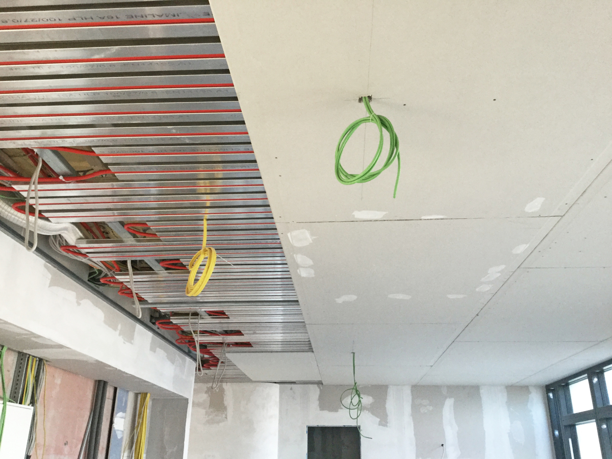 Das energiesparende Heiz- und Kühldeckensystem sorgt im Sommer für die notwendige Kühlung und im Winter für gleichmäßig verteilte Wärme