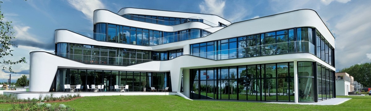 Mit einer außergewöhnlichen Architektur, zukunftsweisendem Energiekonzept und Automatisierungslösungen zählt das LUV8 in Hannover Isernhagen aktuell zu den modernsten Bürogebäuden Deutschlands