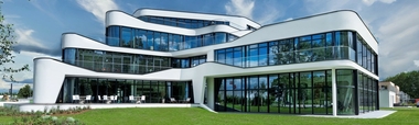Mit einer au?ergew?hnlichen Architektur, zukunftsweisendem Energiekonzept und Automatisierungsl?sungen z?hlt das LUV8 in Hannover Isernhagen aktuell zu den modernsten B?rogeb?uden Deutschlands