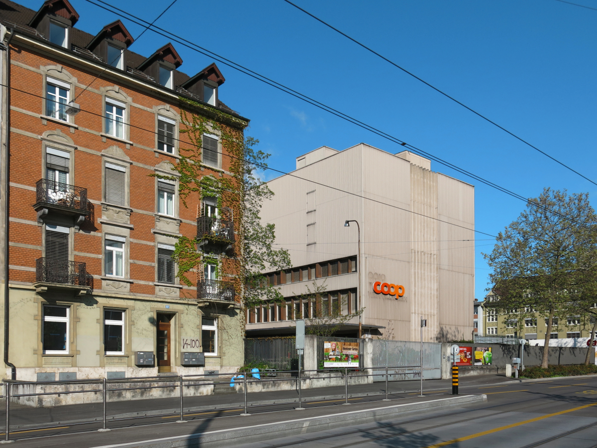 Das coop-Verteilzentrum als gesichtslose Kiste vor der Sanierung