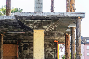  Das Tragwerk wurde auf die Konstruktion der 1950er Jahre zurückgebaut und durch Baumstammsprieße ergänzt 