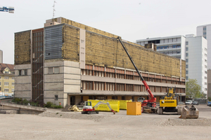  Zunächst wurde die Metallfassade von dem Gebäude abgetragen, die aber am Ende nicht wiederverwendet werden konnte 