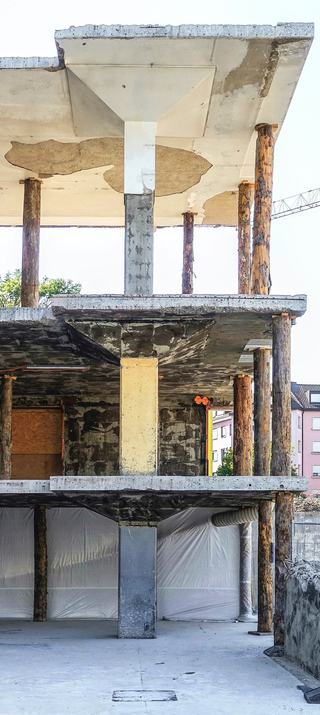Das Tragwerk wurde auf die Konstruktion der 1950er Jahre zurückgebaut und durch Baumstammsprieße ergänzt