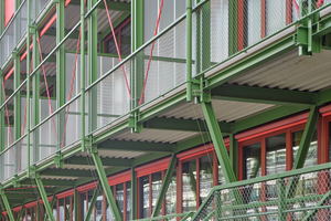  Die grüne, selbsttragende Stahlkonstruktion der Freisitze schlägt die Brücke zwischen Industriecharakter und Wohnkultur 