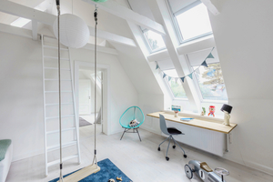  Ein Erlebnisraum für Kinder, der dank der großzügigen Fensterflächen die Grenzen zwischen Innen und Außen verschwimmen lässt 