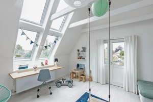  Statt des Einzelfensters sorgen nun vier Velux-Schwingfenster für Tageslichteinfall und Ausblick 
