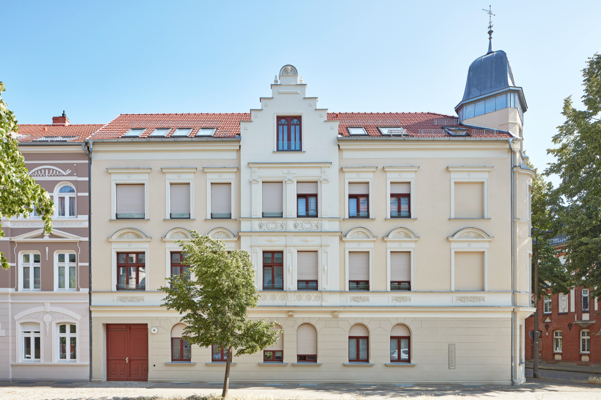 Ein dezentes Erscheinungsbild mit einem farbli-chen Dreiklang gedeckter Töne zeichnet die neu hergestellte Fassade des 1905 in Wittenberge er-bauten Eckhauses aus