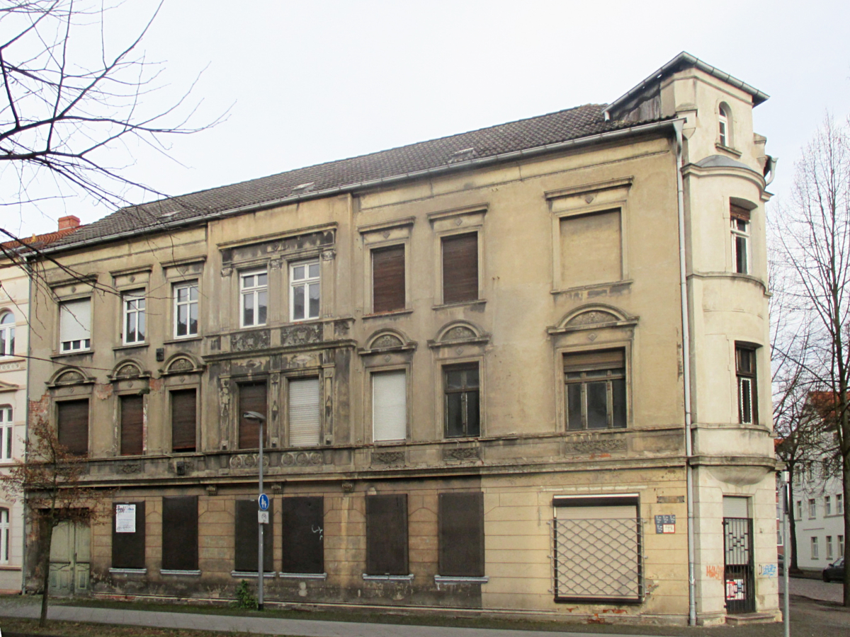 Das über die Jahre heruntergekommene Eckhaus in der Goethestraße in Wittenberge vor der Sanie-rung