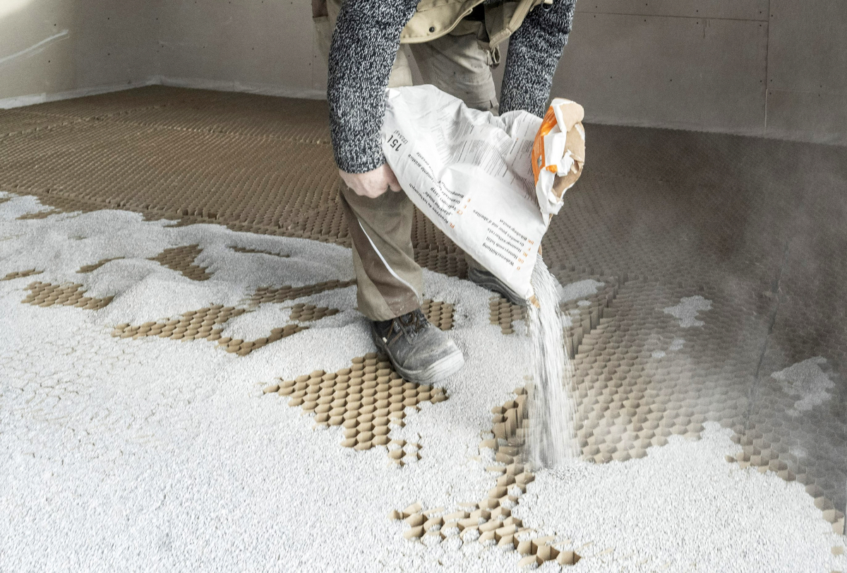 Das Waben-Dämmsystem wurde speziell für die schallschutztechnische Ertüchtigung von Holzbalkendecken entwickelt