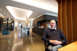  Thomas Wieckhorst, Chefredakteur der bauhandwerk, im Foyer des LUV8 in Isernhagen (ab Seite 28) 