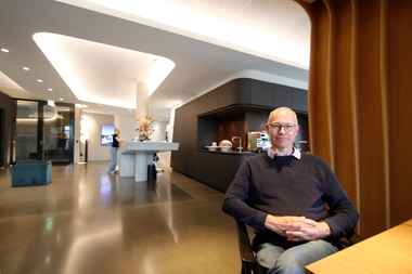 Thomas Wieckhorst, Chefredakteur der bauhandwerk, im Foyer des LUV8 in Isernhagen (ab Seite 28)