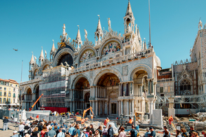  Der Markusdom in Venedig ist ein architektonisches Meisterwerk, das mehr als 8000 m² Mosaike und weitere wertvolle Kunstschätze beherbergt 