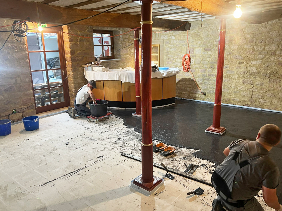 Der Via-Terrazzo ist mit einer Aufbauhöhe von nur 15 mm ideal für Renovierungen geeignet und wird im Gegensatz zu herkömmlichem Terrazzo trocken geschliffen