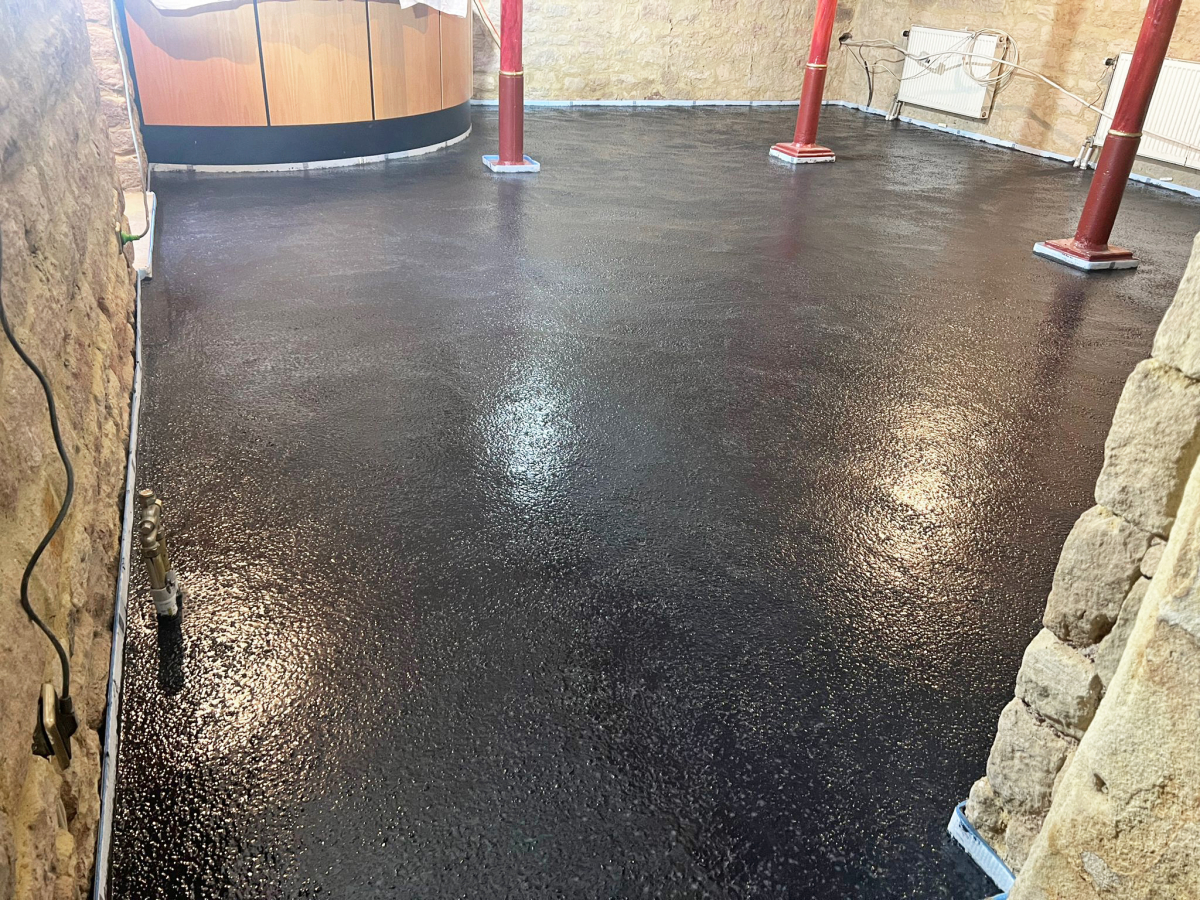 Der Via-Terrazzo hat gegenüber dem traditionellen italienischen Terrazzo mehrere Vorteile. Er lässt sich sehr gut verarbeiten und trocknet schnell, so dass er bereits am nächsten Tag geschliffen werden kann