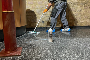  Auftragen der Via-Mineralimprägnierung. Sie ist ein Verschmutzungsschutz auf Wasserglasbasis für Zementmosaikplatten, Terrazzoplatten und Terrazzo fugenlos 